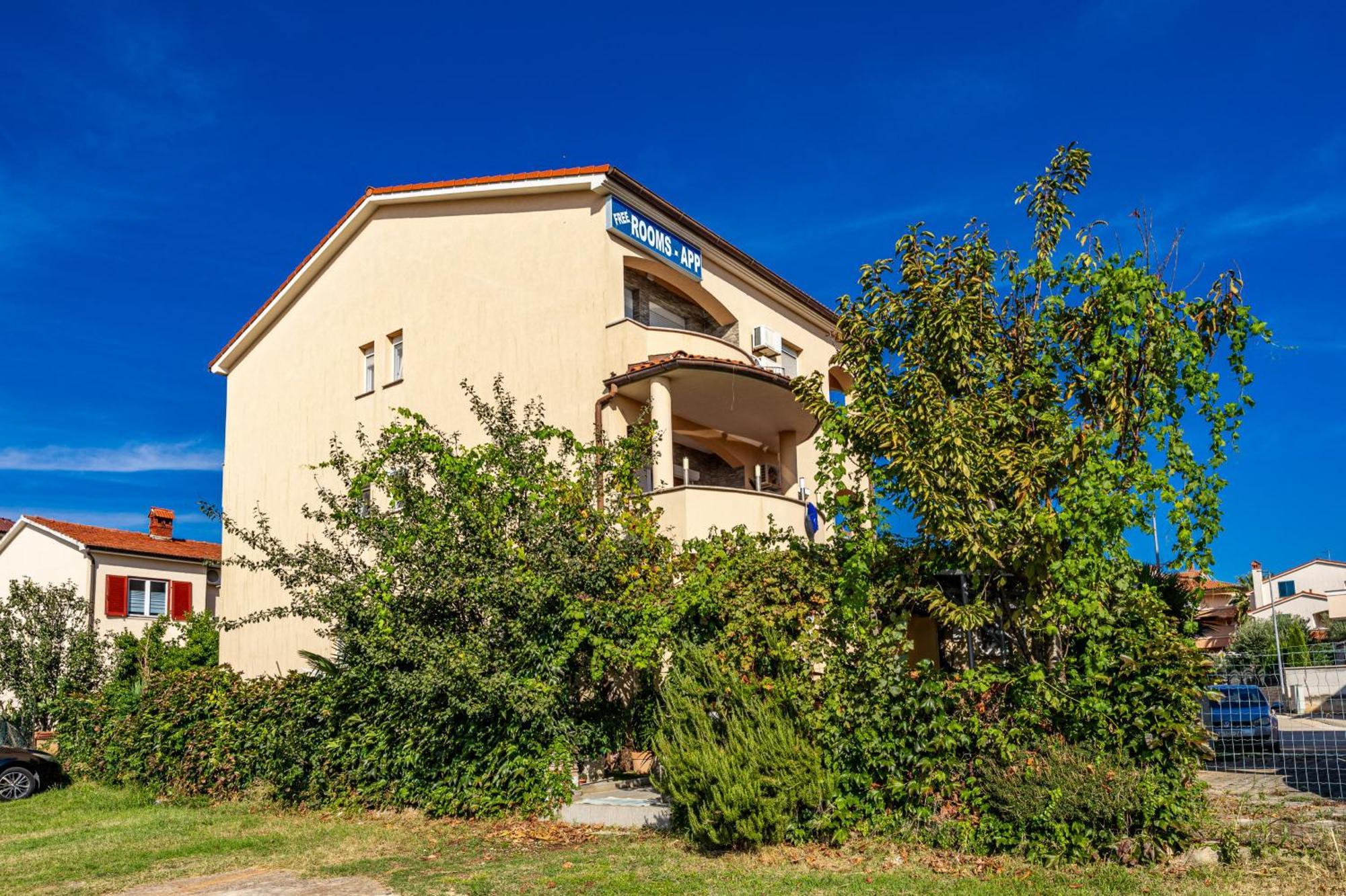 Apartments Mijic Medulin Bagian luar foto